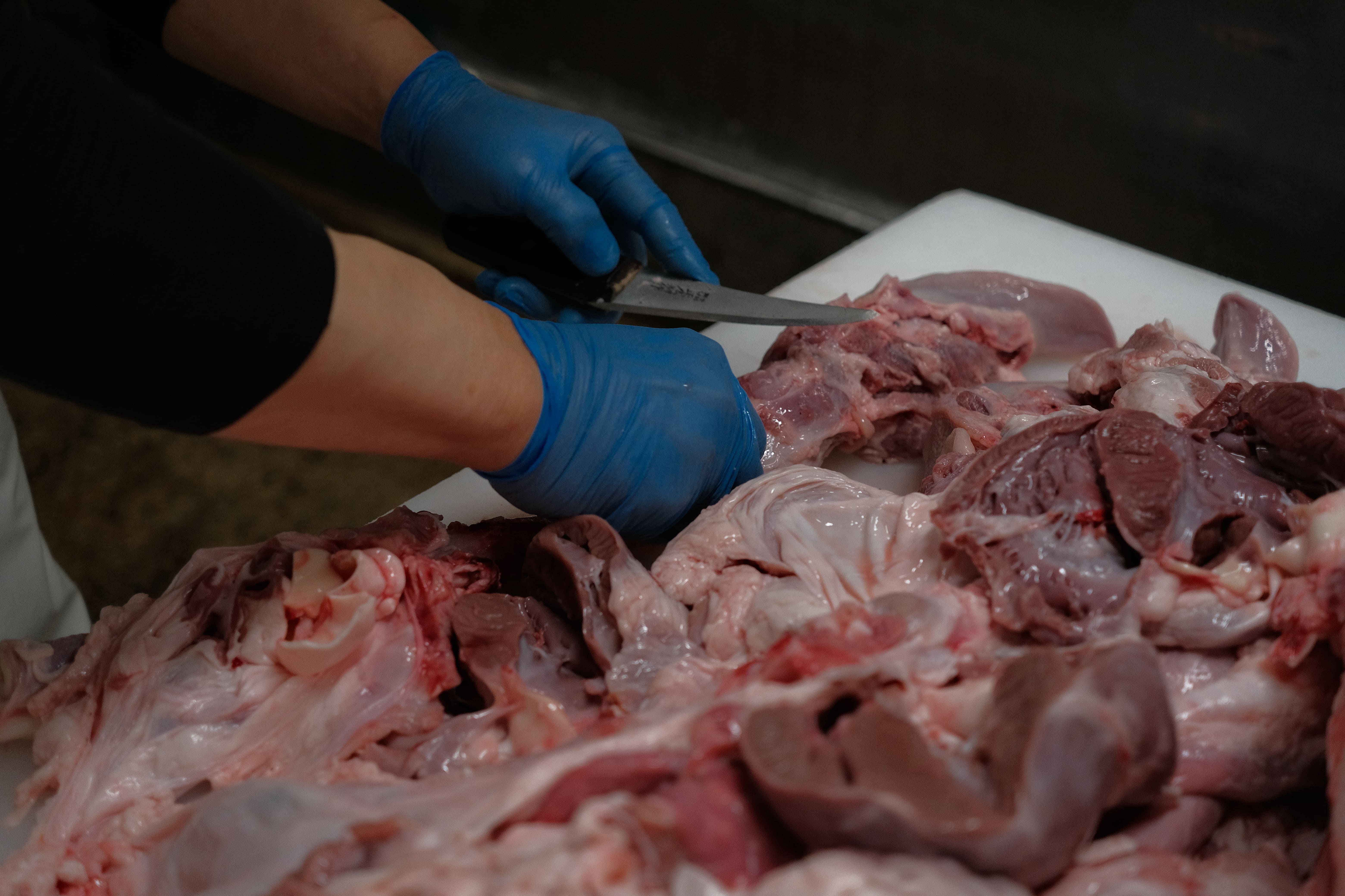 肉を捌く姿